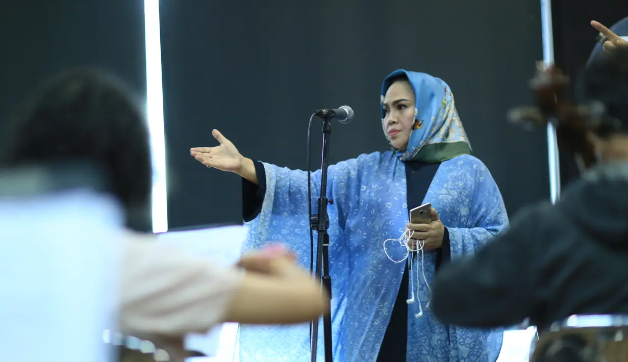 Bukan hal baru bagi penyanyi kelahiran Jakarta 59 tahun lalu itu duet dengan penyanyi muda. Ia mengaku, duet dengan penyanyi baru itu, Hetty banyak mendapatkan pengalaman. (Adrian Putra/Bintang.com)