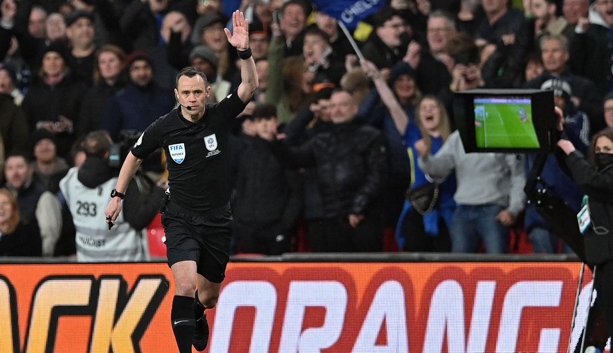 Kembali dari ruang ganti, kedua tim kembali melancarkan agresivitasnya. Liverpool dan Chelsea kali ini mampu mencetak gol. Namun, kedua-duanya juga dianulir usai wasit meninjau VAR (Video Assistant Refree). (AFP/Justin Tallis)