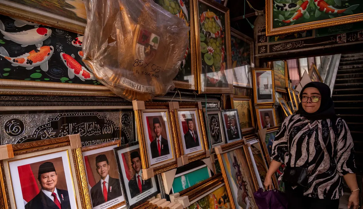 Salah satu pedagang musiman di Pasar Baru Jakarta, mengaku dapat menjual pigura foto Presiden dan Wakil Presiden terpilih 2024-2029 tersebut hingga 100 bingkai per hari. (JUNI KRISWANTO/AFP)
