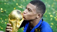 Kylian Mbappe adalah pemain muda yang tampil mengesankan dan mampu mencuri perhatian di Piala Dunia 2018. (AFP/Kirill Kudryavtsev)