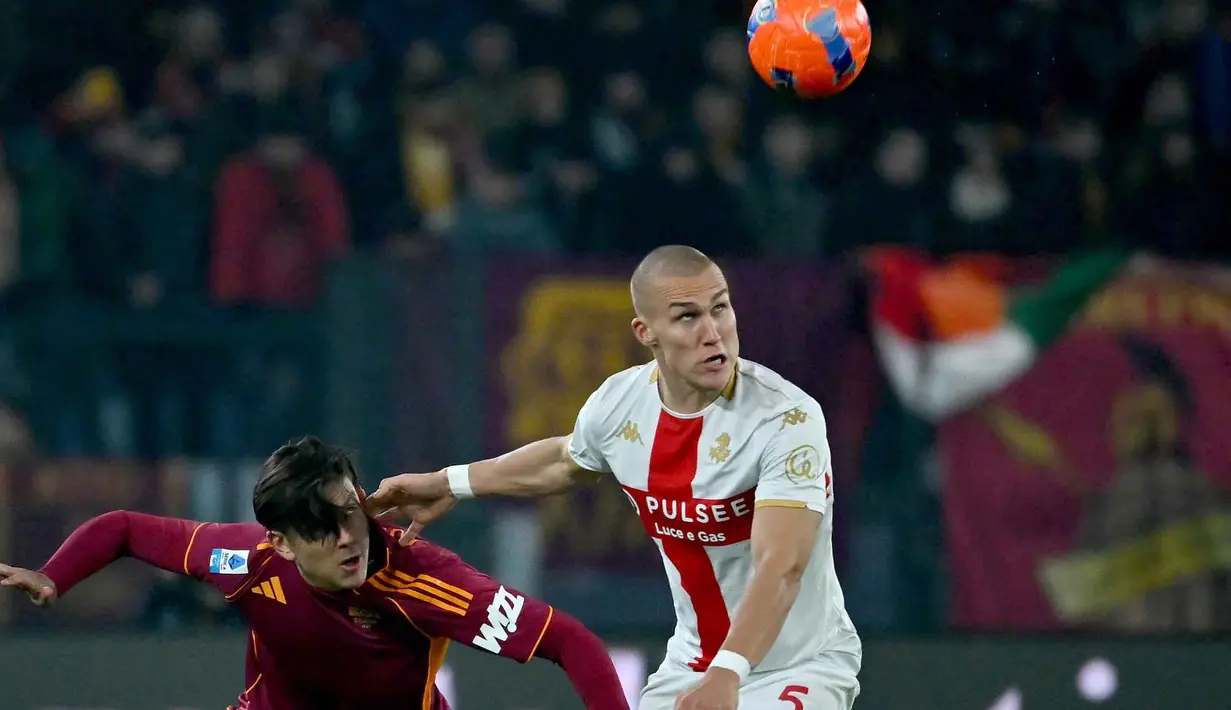 Sementara, Genoa hanya mampu membalas lewat Jeff Ekhator di menit ke-87. Skor 3-1 untuk keunggulan tuan rumah bertahan hingga menit akhir pertandingan. Tampak dalam foto, penyerang AS Roma, Paulo Dybala (kiri) berduel dengan gelandang Genoa asal Ukraina, Ruslan Malinovskyi selama pertandingan sepak bola Serie A Italia di Stadio Olimpico pada Senin 29 Desember 2025 waktu setempat atau Selasa (30/12/2025) dini hari WIB. (Filippo MONTEFORTE/AFP)