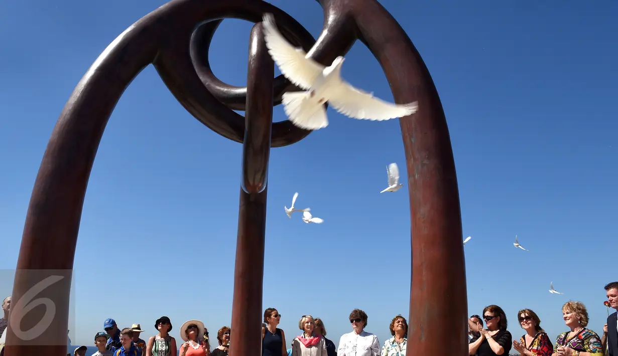 Warga melepaskan 88 burung merpati dalam peringatan 13 tahun tragedi Bom Bali I di Sydney Coogee Beach, Australia, Senin (12/10/2015). Dalam tragedi tersebut, 88 warga Australia tewas. (AFP/William West)