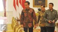 Presiden Joko Widodo didampingi Menkopolhukam Wiranto saat melakukan pertemuan dengan pimpinan MPR di Istana, Jakarta, Selasa (24/1). Dalam pertemuan itu presiden melakukan rapat konsultasi dengan MPR. (Liputan6.com/Angga Yuniar)