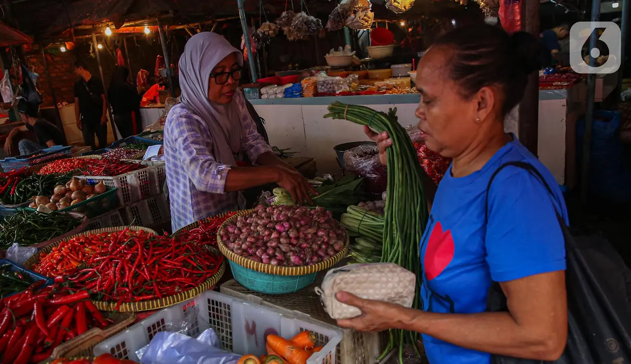 Komoditas yang mengalami kenaikan harga, seperti cabai merah besar, cabai merah keriting, telur ayam ras, tepung terigu kemasan, dan cabai rawit merah. (Liputan6.com/Angga Yuniar)