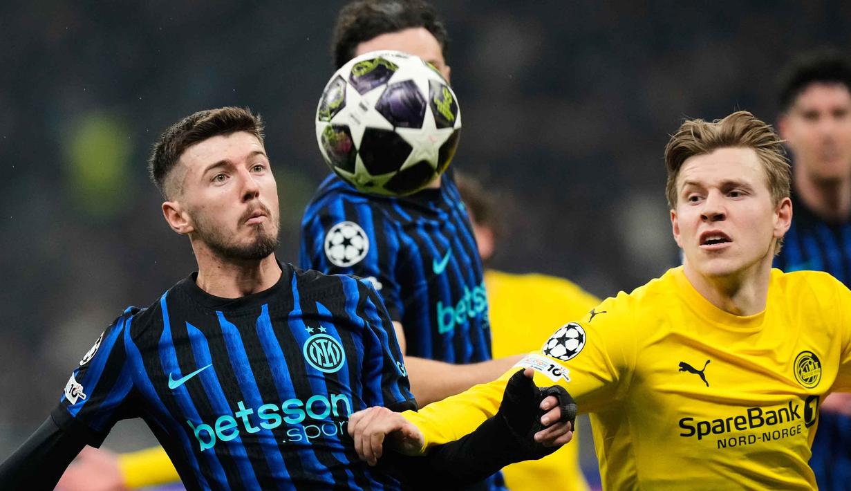 Hingga akhir pertandingan, skor 1-2 tidak berubah. Tampak dalam foto, pemain Inter Milan, Petar Sucic (kiri) berebut bola dengan Jens Petter Hauge dari Bodo/Glimt selama pertandingan babak playoff Liga Champions 2025-2026 di stadion San Siro, Italia, Selasa 24 Februari 2026 waktu setempat atau Rabu (25/2/2026) dini hari WIB. (AP Photo/Luca Bruno)