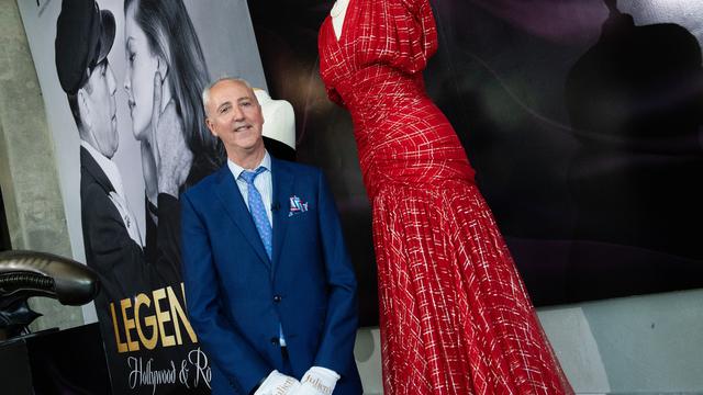 Martin Nolan, direktur eksekutif, Chief Financial Officer, dan kepala Julien's Auctions, berpose di depan gaun milik Putri Diana.