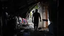 Warga berjalan melewati puing-puing rumah yang rusak akibat gempa di General Santos, Filipina, Selasa 9 Juni 2026. (AP Photo/Basilio Sepe)