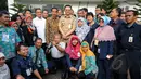 Presiden Joko Widodo ditemani Mendikbud Anies Baswedan dan Gubernur DKI Basuki Tjahaja Purnama berfoto bersama para guru usai meninjau pelaksanaan Ujian Nasional (UN) di SMKN 1, Jakarta, Selasa (14/4/2015). (Liputan6.com/Faizal Fanani)