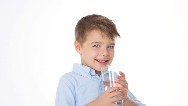 Ilustrasi Anak Minum Air Putih (iStockphoto)