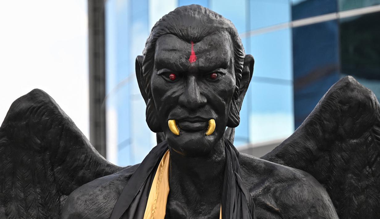 Namun, sosok baru ini, yang dianggap oleh beberapa orang sebagai dewa kekayaan tetapi oleh yang lain dianggap asing bagi agama Buddha dan bahkan dianggap sebagai penistaan, menimbulkan kontroversi. (Lillian SUWANRUMPHA / AFP)