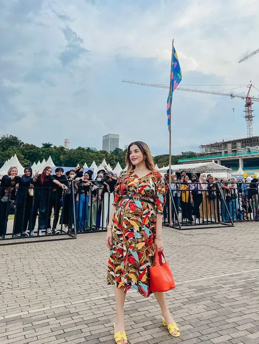 <p>Pamerkan babybump-nya yang semakin menonjol, Tasya Farasya pamerkan OOTD kecenya. (FOTO: instagram.com/tasyafarasya)</p>