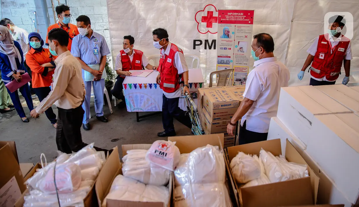 Petugas PMI membagikan bantuan APD untuk Tenaga Medis Covid-19 di Gedung PMI DKI Jakarta, Senin (27/4/2020). PMI DKI Jakarta memberikan bantuan berupa 1000 APD melalui Gugusan Tugas Percepatan Penanganan Covid-19 Provinsi DKI Jakarta kepada 29 Rumah Sakit. (Liputan6.com/Faizal Fanani)