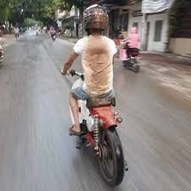 6 Momen Apes Kecipratan Air di Jalan Raya Ini Melatih Kesabaran, Jadi Elus Dada