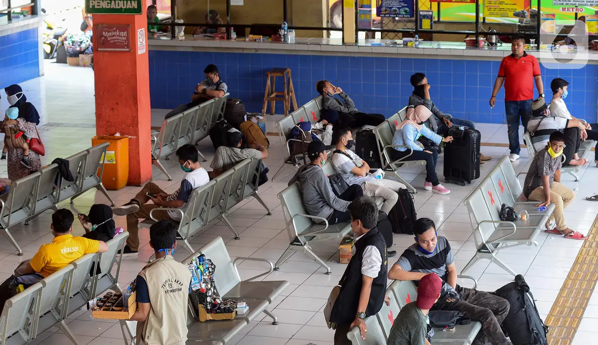 Sejumlah calon pemudik menanti kedatangan bus di Terminal Kampung Rambutan, Jakarta, Rabu (22/4/2020). Terminal Kampung Rambutan masih melayani penumpang menjelang pelarangan mudik Lebaran 2020 guna memutus mata rantai penyebaran COVID-19 pada Jumat 24 April mendatang. (merdeka.com/Imam Buhori)
