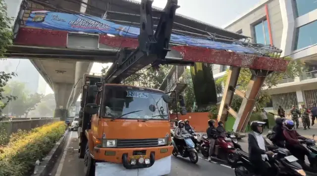 Kronologi Truk Angkut Alat Berat Tabrak JPO Tendean