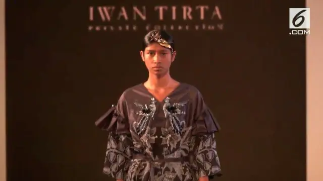 Rancangan busana Iwan Tirta Private Collection x Mel Ahyar menyedot perhatian pengunjung Fashion Nation 2018 setelah menampilkan pola batik tegas, besar, dan detail rumit.