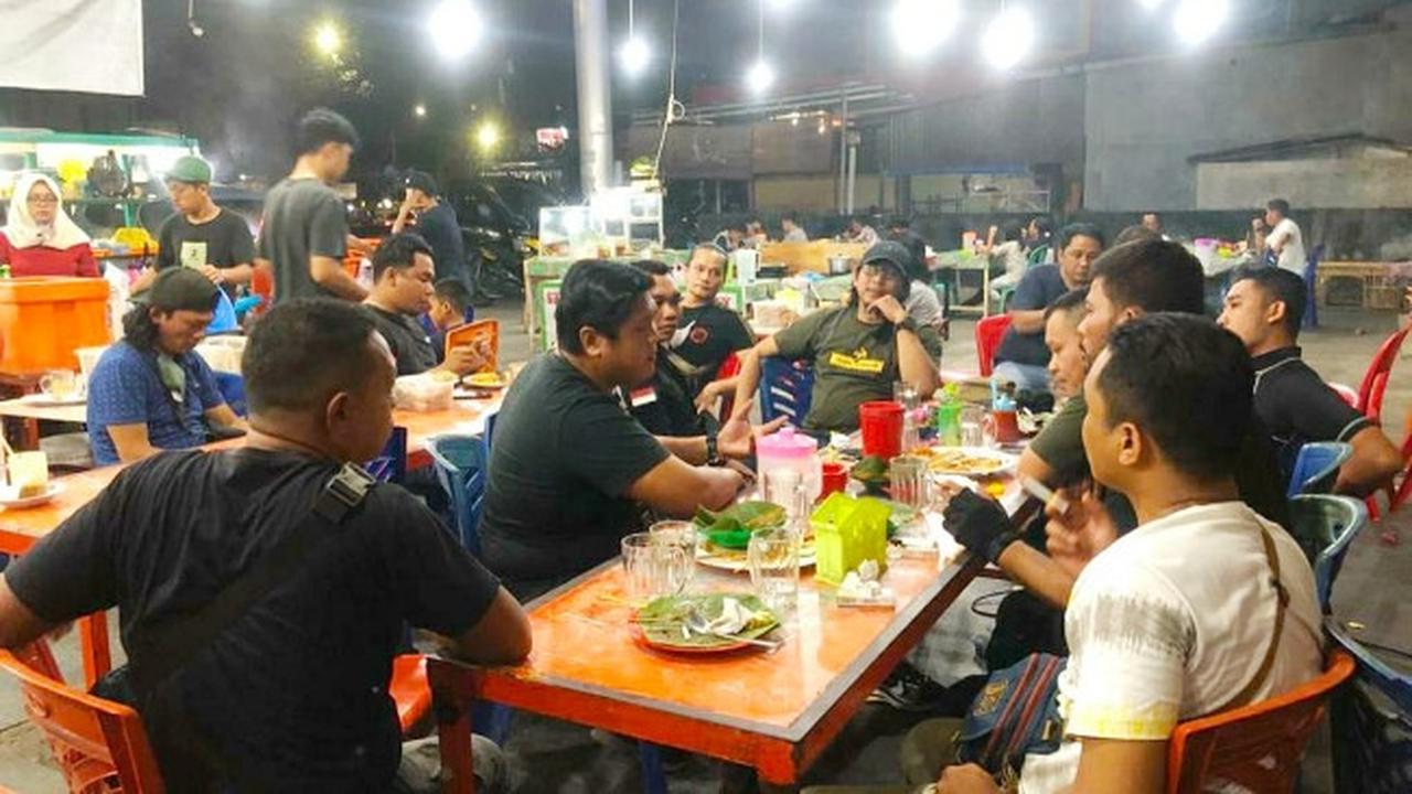 Sejumlah pelaku penyerangan terhadap rumah dinas Wakil Ketua DPRD Riau Agung Nugroho saat ditemui polisi di sebuah rumah makan.
