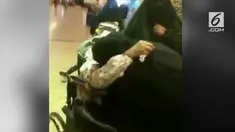 Jika biasanya perselisihan kerap terjadi antara majikan dan asisten rumah tangga, lain halnya dengan wanita paruh baya ini. Sang majikan menangis tersendu-sendu melepas kepergiannya. 