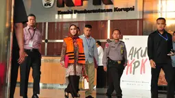 Wali Kota Tegal Siti Masitha berjalan keluar dari gedung usai menjalani pemeriksaan di KPK, Jakarta, Rabu (30/8). Bunda Sitha resmi ditahan KPK terkait kasus dugaan suap proyek pengadaan instalasi kesehatan di RSUD Tegal. (Liputan6.com/Helmi Afandi)