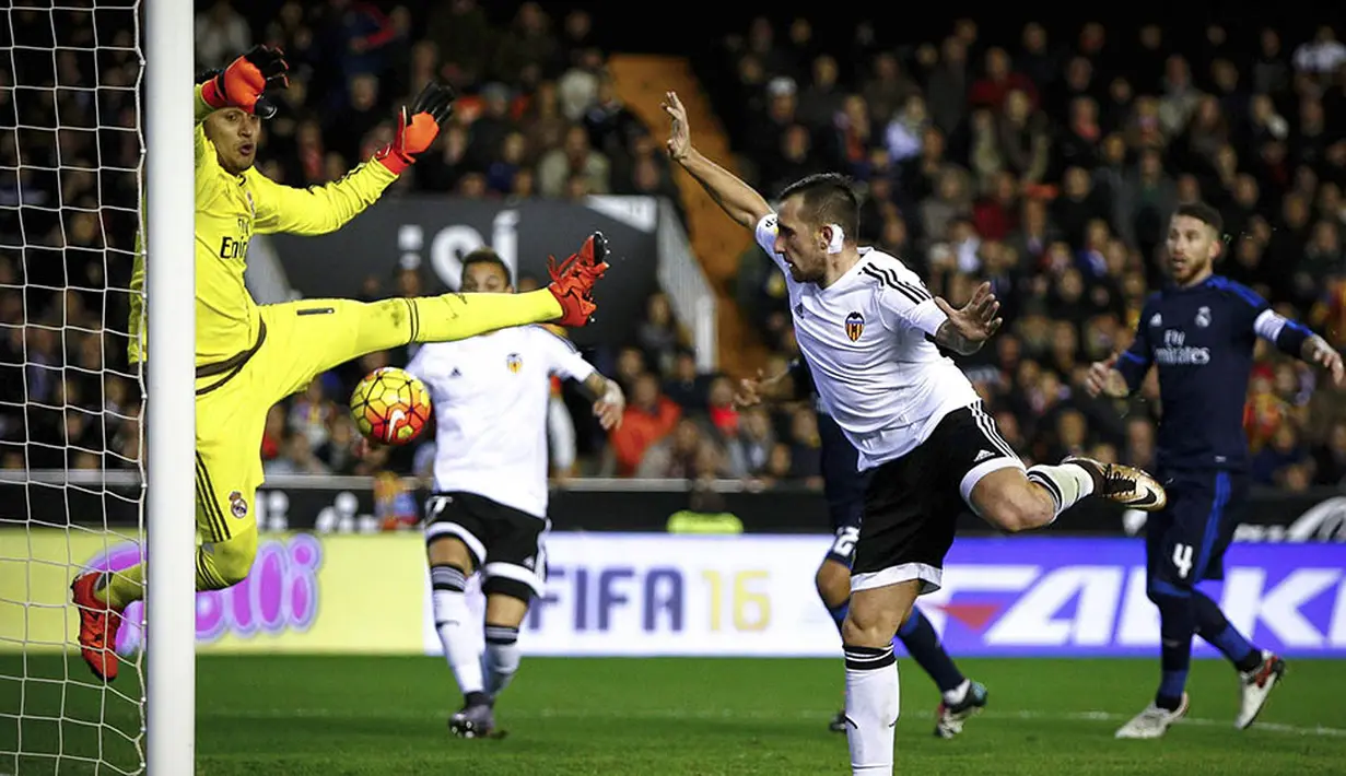Penyerang Valencia, Paco Alcacer, berhasil mencetak gol penyeimbang ke gawang Real Madrid pada laga La Liga Spanyol. Gol itu dicetak pada menit ke 83, satu menit setelah gol dari Bale. (EPA/Biel Alino)