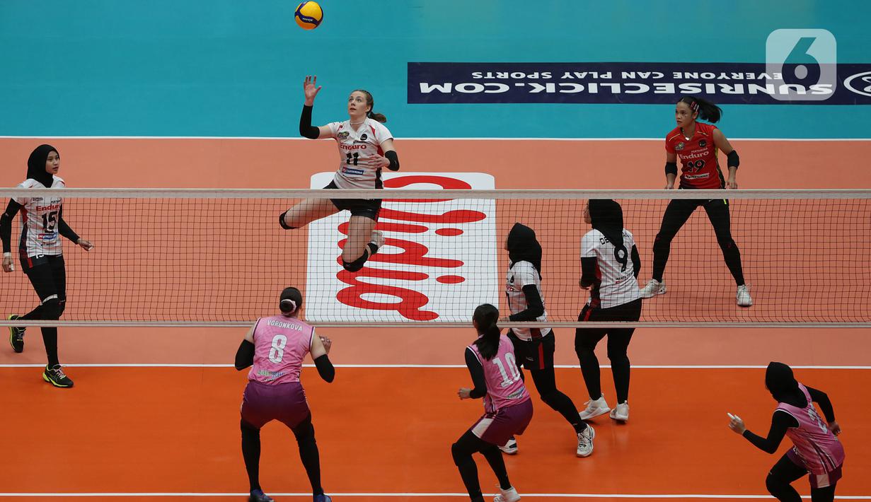 Jakarta Popsivo Polwan berhasil mengalahkan Jakarta Pertamina Enduro dengan skor 3-1 (25-18, 23, 25, 25-16, 25-13). (Liputan6.com/Helmi Fithriansyah)