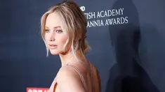 Aktris Jennifer Lawrence berpose saat tiba menghadiri ajang penghargaan British Academy of Film and Television Arts (BAFTA) di Beverly Hilton Hotel, California, AS (28/10). Jennifer Lawrence tampil cantik dengan gaun seksi. (REUTERS/Danny Moloshok)