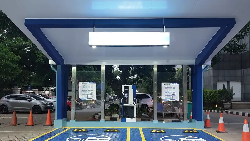 Stasiun Pengisian Kendaraan Listrik Umum (SPKLU) di lingkungan kantor BPKP Pusat.