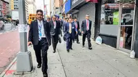 Wapres Jusuf Kalla berjalan kaki menuju lokasi Sidang Majelis Umum Perserikatan Bangsa Bangsa (PBB) di New York. (wapresri.go.id)