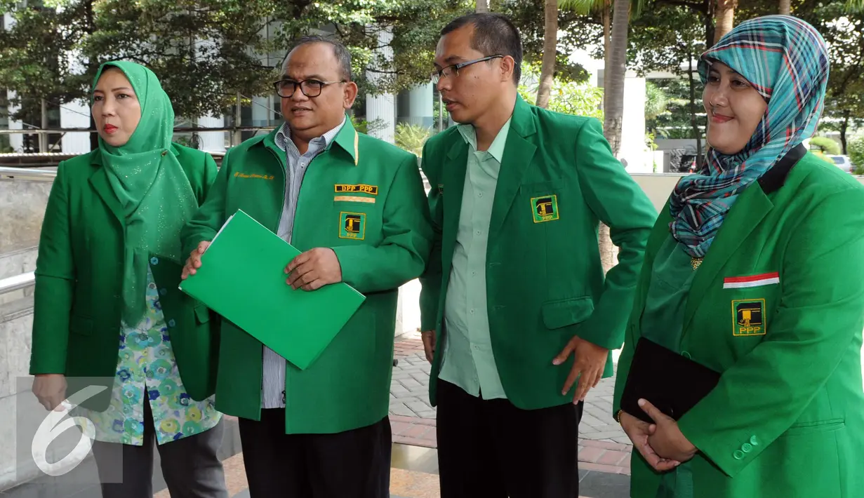  Ketua Muktamar PPP di Bandung Hasan Husairi (kedua kiri) dan Wasekjen DPP PPP Achmad Baidowi (kedua kanan) memasuki Gedung KPK, Jakarta, Jumat (4/3). Kedatangannya untuk berkoordinasi menjalin super visi dengan KPK. (Liputan6.com/Helmi Afandi)