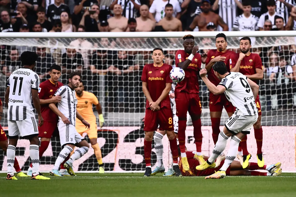 Foto: Gol Tendangan Bebas Cantik Dusan Vlahovic Gagal Bawa Juventus Raup Poin Penuh dari AS Roma di Liga Italia