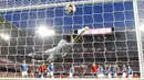 Kiper Italia, Gianluigi Buffon gagal menjangkau bola sepakan pemain Spanyol, Isco yang bersarang ke gawangnya pada laga Grup G Kkualifikasi Piala Dunia 2018 di Santiago Bernabeu stadium, Madrid, (2/9/2017). Spanyol menang 3-0. (AP/Paul White)