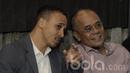 Marquee player Madura United, Peter Odemwingie, berbincang dengan Manajer Madura United Haruna Sumitro. Peter Odemwingie pernah membela Timnas Nigeria di Piala Dunia 2010 dan 2014. (Bola.com/M Iqbal Ichsan)
