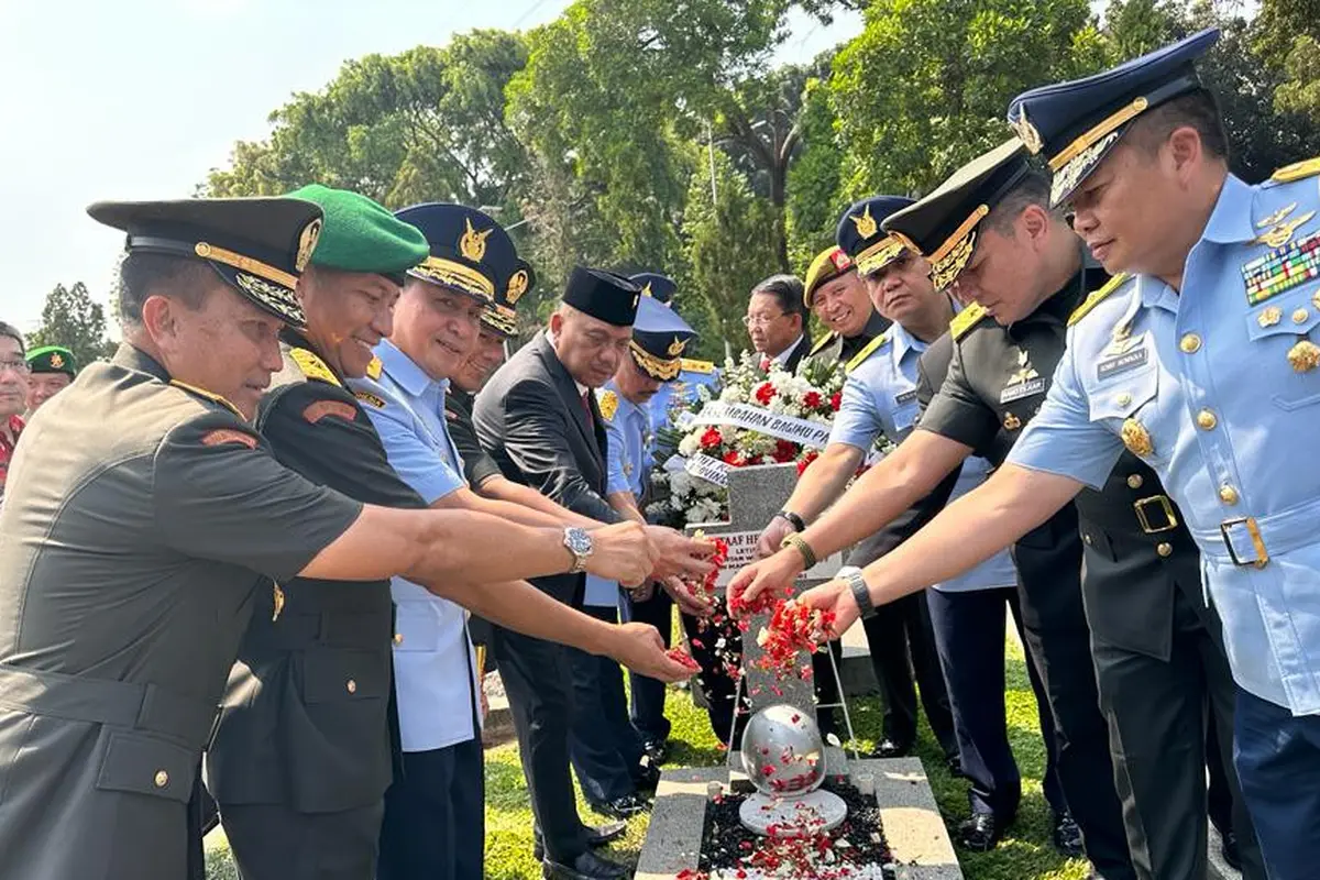 Gubernur Olly Dondokambey Ziarah ke TMP Kalibata