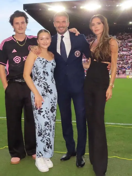 Gayanya semakin terlihat dewasa dengan mengenakan dress bodycon spaghetti strap heart neck yang dipadukan sneakers putih. [@davidbeckham]