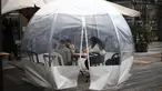 Sejumlah orang menyantap makanan di sebuah dining bubble, instalasi tempat makan berbentuk gelembung, di luar ruangan di Yerusalem pada 26 November 2020. Tempat makan di luar ruangan menjadi langkah yang diadopsi secara luas oleh banyak restoran untuk mengatasi pandemi COVID-19 (Xinhua/Muammar Awad)