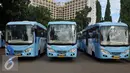 Petugas mengecek Kopaja terintegrasi Transjakarta terparkir di Parkir Timur Senayan, Jakarta, Selasa (22/12). Saat ini terdapat 320 bus tampilan baru Kopaja AC yang akan beroperasi di rute-rute yang terintegrasi.  (Liputan6.com/Johan Tallo)