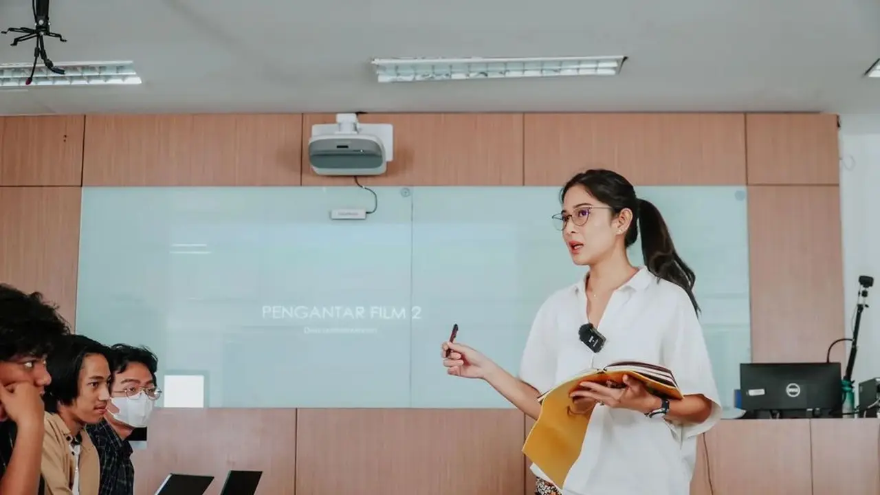 Sebut Enggak Pelit Nilai, Ini 7 Potret Dian Sastro Jadi Dosen di Vokasi UI