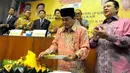 Ketua Fraksi Partai Golkar, Ade Komarudin didampingi Bambang Soesatyo (kanan) memotong tumpeng dalam Forum Group Discusion (FGD) Partai Golkar di Jakarta, Selasa (17/2). FGD tersebut bagian dari HUT Partai Golkar ke-47. (Liputan6.com/Andrian M Tunay)