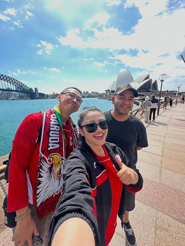 6 Potret Fitri Carlina Berangkat ke Australia, Persiapan Kawal Timnas Indonesia