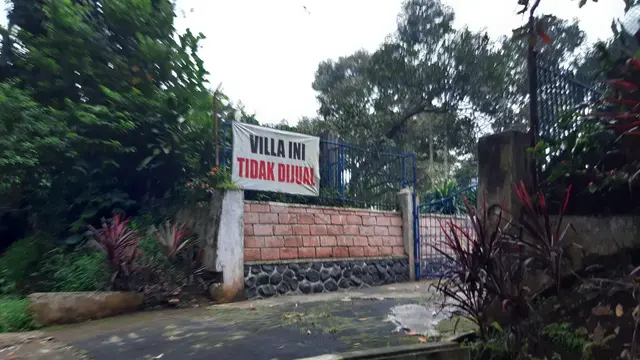 6 Tulisan Spanduk Penjualan dengan Alasan Tak Jelas Ini Bikin Geregetan
