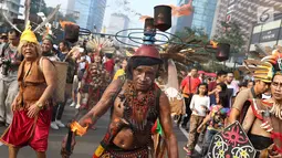 Kelompok seni budaya Kalimantan Selatan berpawai mengenakan pakaian adat saat pelaksanaan car free day di Jakarta, Minggu (1/7). Pawai tersebut diadakan untuk mengenalkan budaya Kalimantan Selatan kepada masyarakat. (Liputan6.com/Immanuel Antonius)