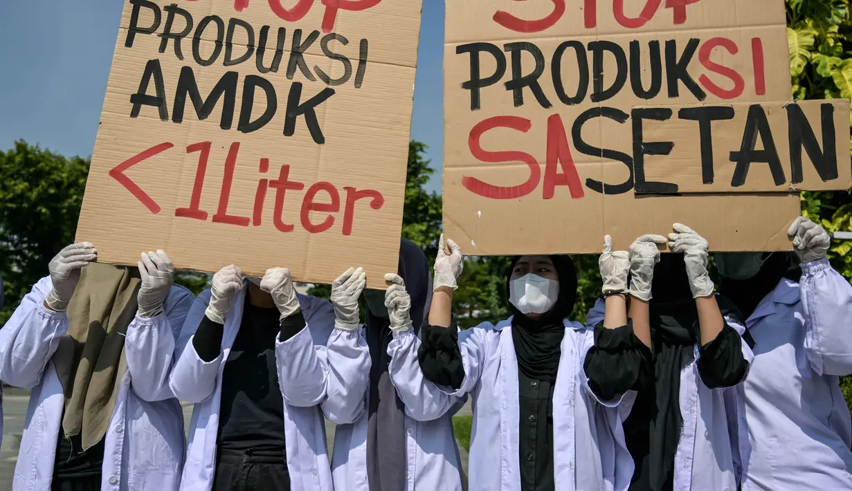 Dalam aksinya, para aktivis juga mengajak masyarakat untuk menolak sampah plastik, dengan tidak menggunakan bahan-bahan plastik sekali pakai. (Juni KRISWANTO/AFP)
