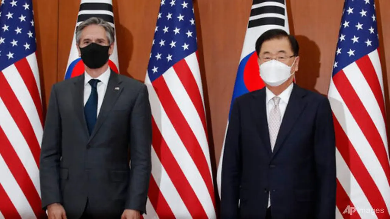 Menteri Luar Negeri AS Antony Blinken dan Menteri Luar Negeri Korea Selatan Chung Eui-yong berpose untuk media sebelum pertemuan mereka di Kementerian Luar Negeri di Seoul, Korea Selatan pada 17 Maret 2021.