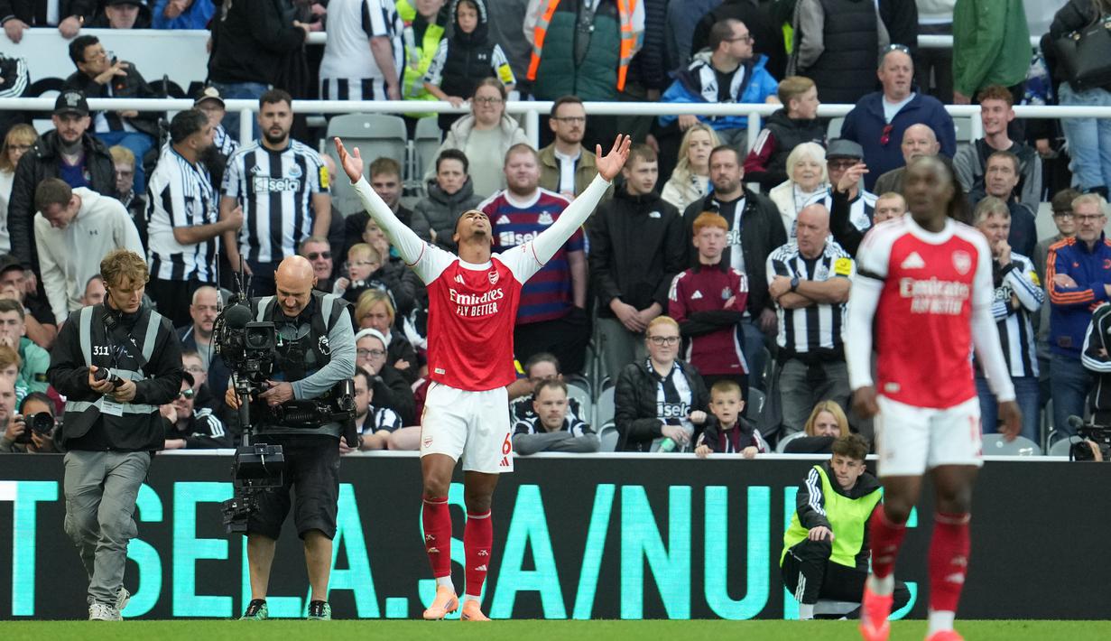 Pemain Arsenal, Gabriel Magalhaes, merayakan gol ke gawang Newcastle United pada lanjutan Liga Inggris di St James Park, Minggu (28/9/2025). (AP Photo/Jon Super)