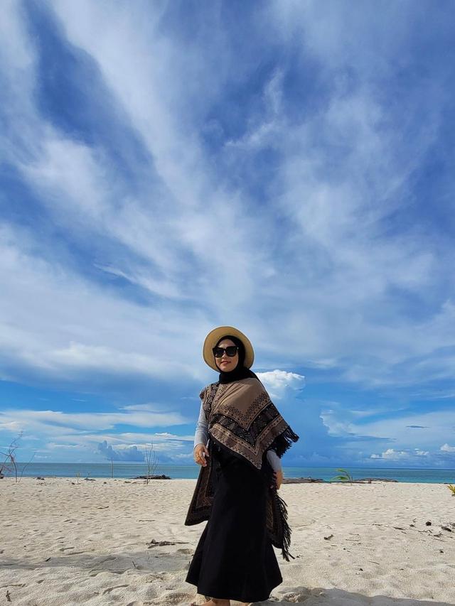 Potret Liburan Selfi LIDA di Pulau Derawan, Nikmati Pemandangan Indah. (Sumber: Instagram/lida_selfi07)