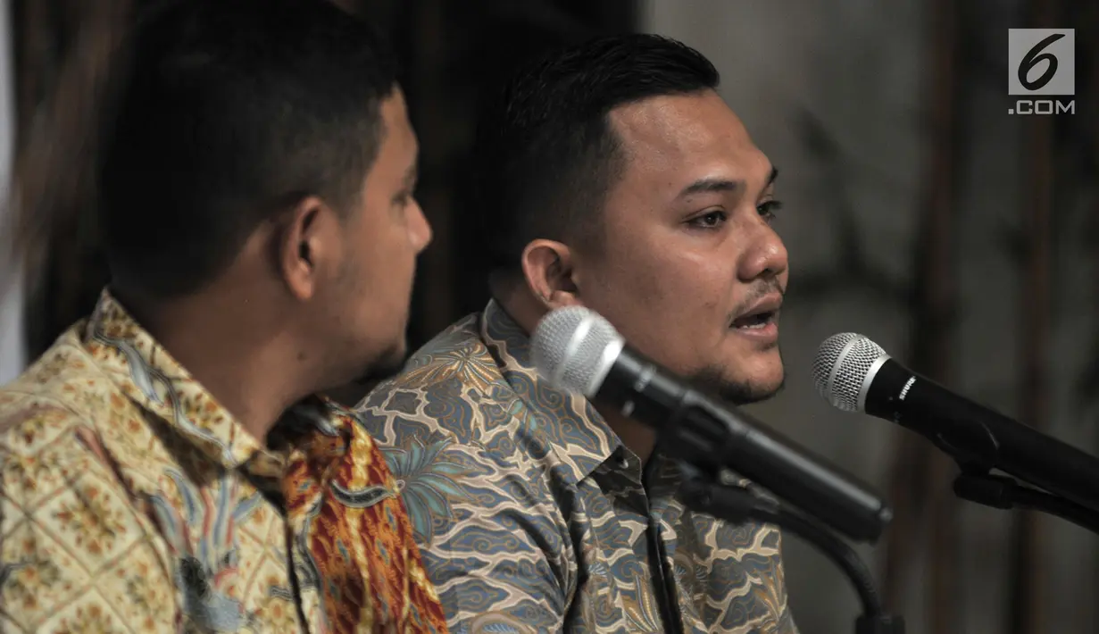 Peneliti Lingkaran Survei Indonesia (LSI) Denny JA, Rully Akbar (kanan) didampingi moderator Ikrama M saat rilis survei di Kantor LSI, Jakarta, Kamis (4/10). Margin of error LSI Denny JA kali ini sebesar 2,9 persen. (Merdeka.com/Iqbal Nugroho)
