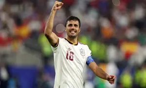 Rodri #16 dari Timnas Spanyol memberikan tepuk tangan kepada para penggemar setelah kemenangan 2-0 pada pertandingan semifinal Piala Dunia 2026 antara Prancis dan Spanyol di Stadion Dallas pada 15 Juli 2026 di Arlington, Texas. (Florencia Tan Jun/Getty Images melalui AFP)