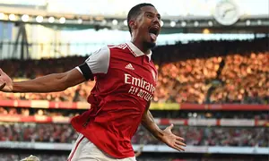 William Saliba. Bek tengah Prancis berusia 21 tahun ini kini memasuki musim ke-4 berseragam Arsenal sejak didatangkan dari Saint-Etienne pada awal musim 2019/2020. Ia didatangkan Unai Emery yang saat itu tengah menjalani musim keduanya bersama Arsenal dengan nilai transfer 30 juta euro atau kini setara Rp470 miliar. (AFP/Glyn Kirk)