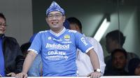 Gubernur Jawa Barat, Ridwan Kamil, saat menyaksikan laga Persib Bandung melawan Persija Jakarta pada laga Liga 1 di Stadion GBLA, Jawa Barat, Minggu (23/9/2018). Persib menang 3-2 atas Persija. (Bola.com/M Iqbal Ichsan)