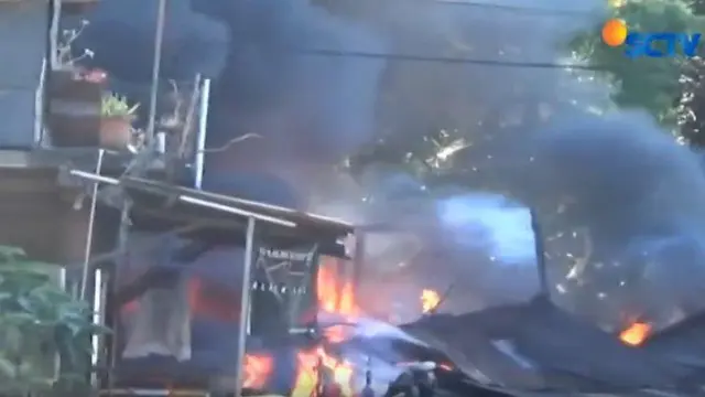 Kebakaran ini sebabkan dua unit mobil dan lima sepeda motor yang ada di dalam bangunan ikut hangus terbakar.